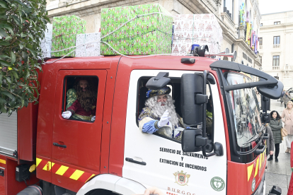 Los Bomberos han cedido un camión para facilitar el desplazamiento durante la mañana de los Reyes Magos en Burgos.