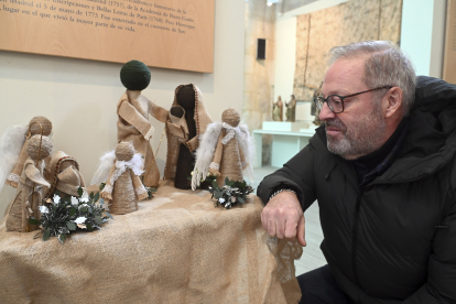 Juan José Rodríguez expone en Villadiego parte de su colección de 203 belenes.