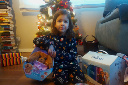 Luna, una niña burgalesa, con los regalos de Reyes.