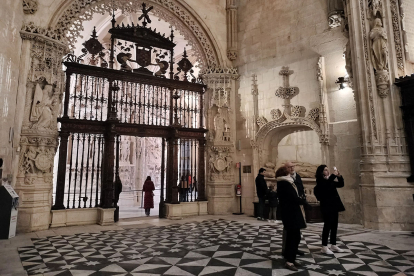 Reja de Andino desde el interior de la capilla de los Condestables.