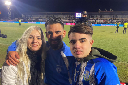 Vitolo posa con su madre y su hermano tras el partido contra el Real Madrid