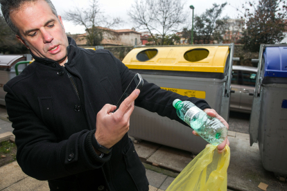 El gerente regional de Ecoembes, Jorge Serrano, escanea el código de barras de una botella de plástico con la aplicación.