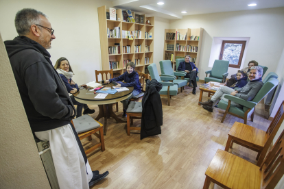 Eduardo, Gloria, Amadeo y Chus -junto a sus hijos, Carla y Lucas- charlan en la pequeña biblioteca de la hospedería de San Pedro de Cardeña con fray José Luis, responsable de la acogida.