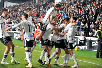 Los jugadores del Burgos CF celebran el gol marcado al Real Valladolid.