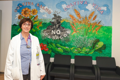 La doctora Lourdes Lázaro posa frente a uno de los murales que hay en la planta de Neumología.