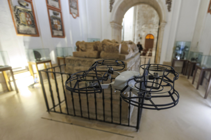Un momento de la sesión fotográfica del mausoleo del Cid y Doña Jimena, ubicado en la capilla de San Sisebuto.