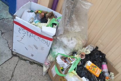 Imagen remitida por el Ayuntamiento de residuos depositados en los polígonos industriales, tras retirarse los contenedores para poner en marcha el 'puerta a puerta'.