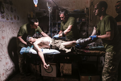 Imagen del fotoperiodista Diego Herrera de una intervención médica a un soldado ucraniano.