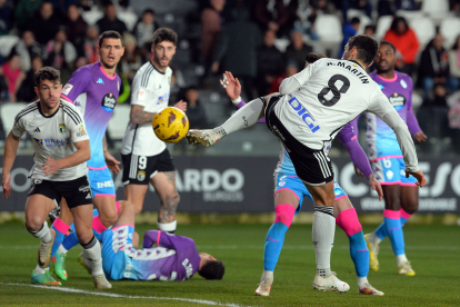 Ander Martín en pleno remate acrobático de tacón para marcar el gol del Burgos CF que le dio la victoria ante el Real Valladolid.