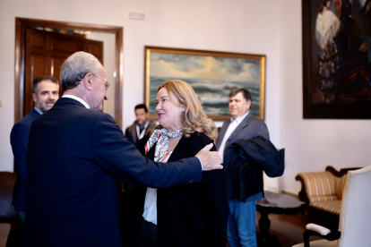 Francisco de la Torre saluda a Cristina Ayala antes de reunirse en el Ayuntamiento de Málaga.