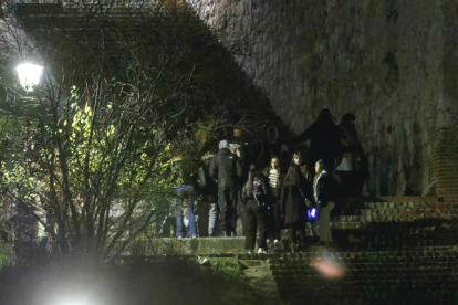 Grupos de jóvenes en las escaleras de San Esteban durante la noche del pasado sábado.