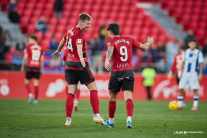 Carlos Martín celebra el gol del empare del Mirandés ante el Levante con su compañero Durdov.