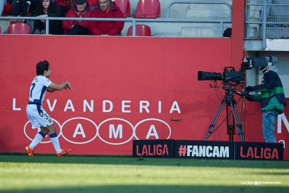 El visitante Carlos Álvarez va en busca ce una cámara para hacer un gesto de dedicatoria tras marcar el gol del Levante.