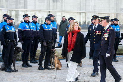 La alcaldesa de Burgos, Cristina Ayala, pasa revista a la Policía Local en la festividad de San Sebastián.