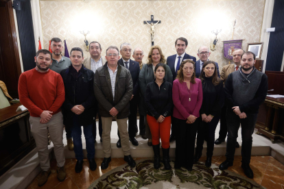 Foto de familia tras la firma del convenio entre la Junta, la Diputación, el Ayuntamiento de Burgos y alcaldes del Alfoz sur para garantizar el suministro de agua.