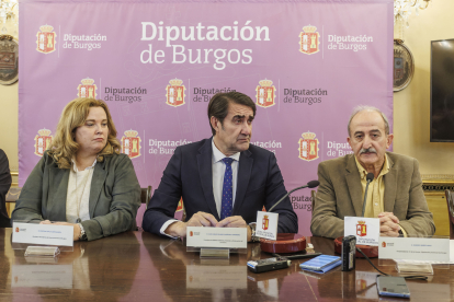 Juan Carlos Suárez-Quiñones, en Burgos, junto a Cristina Ayala y Ramiro Ibáñez.