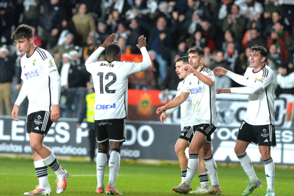 Los jugadores del Burgos CF celebran un gol durante un partido.