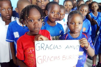 Escolares de Benín agradecen el apoyo a la ONG burgalesa Anvó Africam.