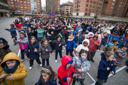 El patio del colegio Blanca de Castilla escenificó la fiesta de la solidaridad que supone el día de la Operación Bocata de Manos Unidas.
