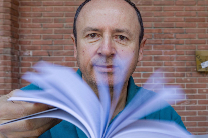 El director de la Escuela de Escritores de Burgos, Jesús Pérez Saiz, coordina el ciclo.