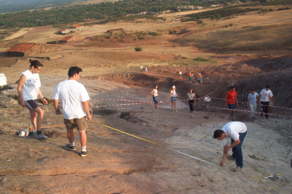 Excavación de las icnitas de Costalomo en 2003.