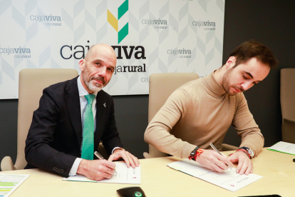 Javier Casado y Álvaro Peso firman en nuevo convenio de colaboración.