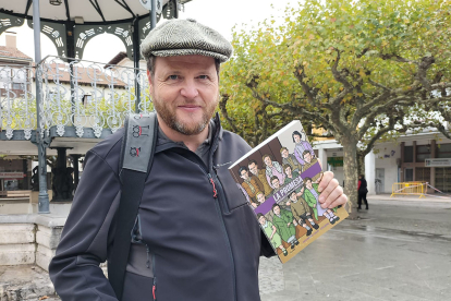 Sergi Bernal, en la plaza Mayor de Briviesca con el cómic ‘La promesa’.