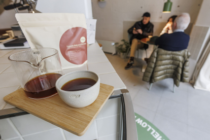 La pareja también vende el café que ofrece en la cafetería.