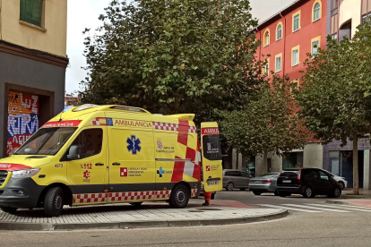 Imagen de una ambulancia en la calle Briviesca.