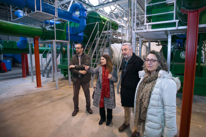 Un momento de la visita a la central de recogida neumática de residuos de la zona sur de Burgos.