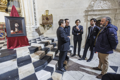 Los galeristas Fernando Magalhães y enrique Santos conversan con el presidente del Cabildo, Félix Castro, y el restaurador, entre otros con el Ecce Homo de fondo.