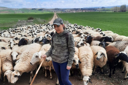 Beatriz Mendo, con su rebaño de ovejas.