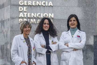 De izquierda a derecha: Silvia Paredes, coordinadora de equipos, Mónica Chicote, gerente de Atención Primaria, e Itziar Martínez, directora de Enfermería en Primaria.