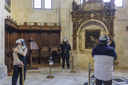 Un grupo de turistas disfruta de la visita virtual por las alturas de la Catedral de Burgos.