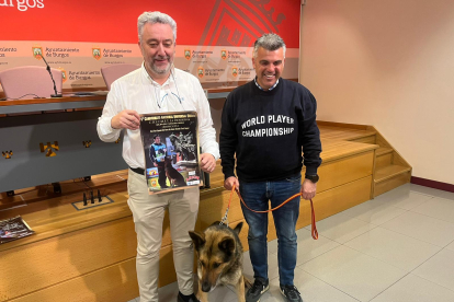 El concejal de Medio Ambiente, Carlos Niño, y Alberto Martínez, del Real Club Español del Perro Pastor Alemán, posan con Astor.