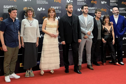 Parte del equipo de la película, durante su estreno en el Festival de San Sebastián. A la derecha, el productor burgalés Simón de Santiago.