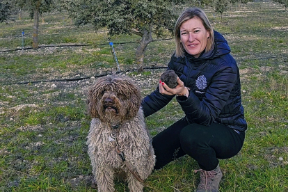 Raquel de Dios tiene 2,5 hectáreas de encinas ecológicas micorrizas en la Ribera del Duero.