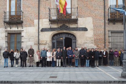 Minuto de silencio en la Diputación de Valladolid por el joven vallisoletano fallecido recientemente en Burgos y las víctimas mortales del incendio de Valencia.