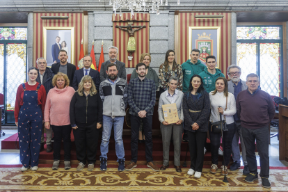 Foto de familia de los representantes municipales y los colectivos de afectados por enfermedades raras de Burgos al término de la lectura del manifiesto con motivo del Día Mundial de estas patologías.