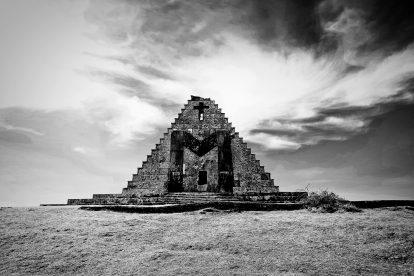 La fantasmagórico estampa de la pirámide, en una bella imagen en blanco y negro.