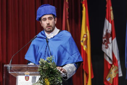 El nuevo doctor de la UBU Martín Pérez Estébanez tomo la palabra por sus compañeros.