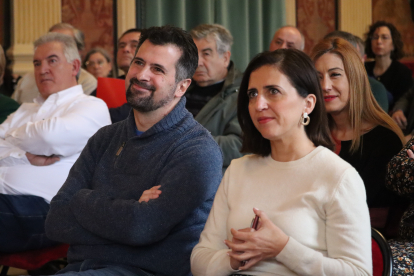La secretaria del PSOE de Burgos, Esther Peña, junto al líder del PSCyL, el burgalés Luis Tudanca.