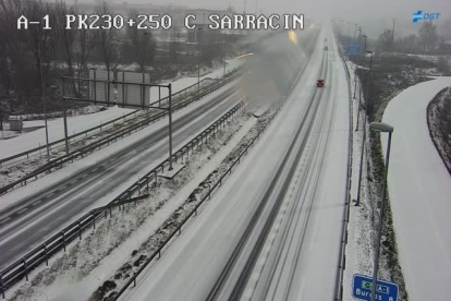 La imagen de la cámara de tráfico en Sarracín pasadas las seis y media de la tarde evidencia la importancia de la nevada.
