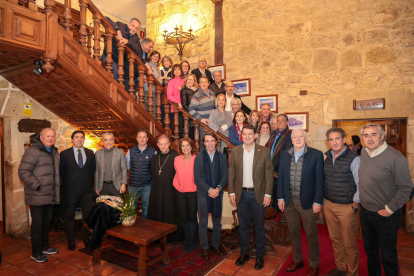 El presidente de la Junta, Alfonso Fernández Mañueco, acompaña al expresidente del Gobierno José María Aznar, en Covarrubias (Burgos), con motivo de su visita por Castilla y León