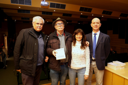 De izquierda a derecha: Igor Parra, Eudald Carbonell, Marta Navazo y José Miguel García Pérez antes de la presentación en la UBU.