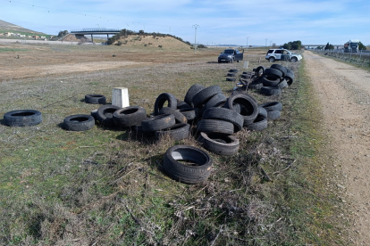Neumáticos apilados cerca de la A-62 en Villazopeque.
