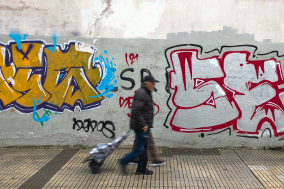 Pintadas vandálicas en calles de la capital burgalesa, en este caso en bajos comerciales.