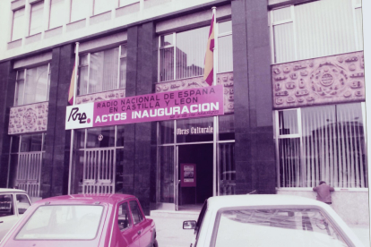 Edificio de Plaza España donde arrancaron las emisiones regionales de RNE.