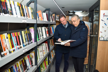Borja Suárez y Roberto Saiz, en uno de los dos nuevos bibliobuses.