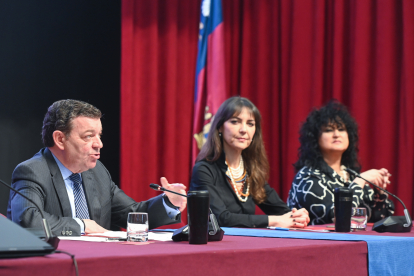 El consejero de la Presidencia, Luis Miguel González Gago, inaugura el VI Congreso de Mujeres en el Sector Público.